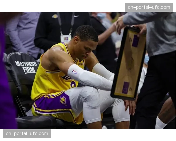 更衣室里的沉默：镜头捕捉到拜仁被淘汰后基米希失落的神情