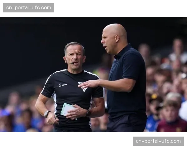 特写镜头：尤文图斯老将基耶萨被换下时向球迷鼓掌致意